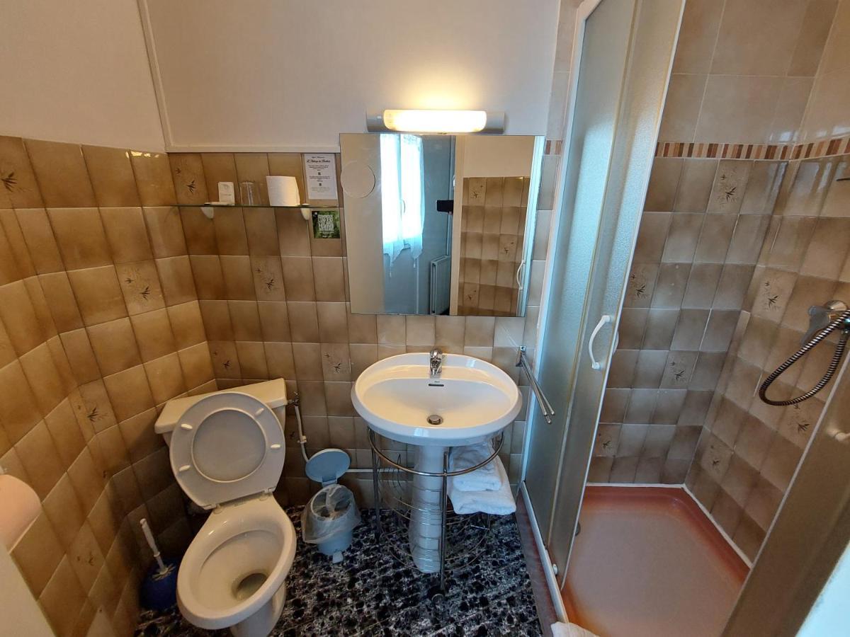 L'Accent - Hotel 2 Etoiles Et Restaurant - Logis Hotels Astaffort Екстериор снимка